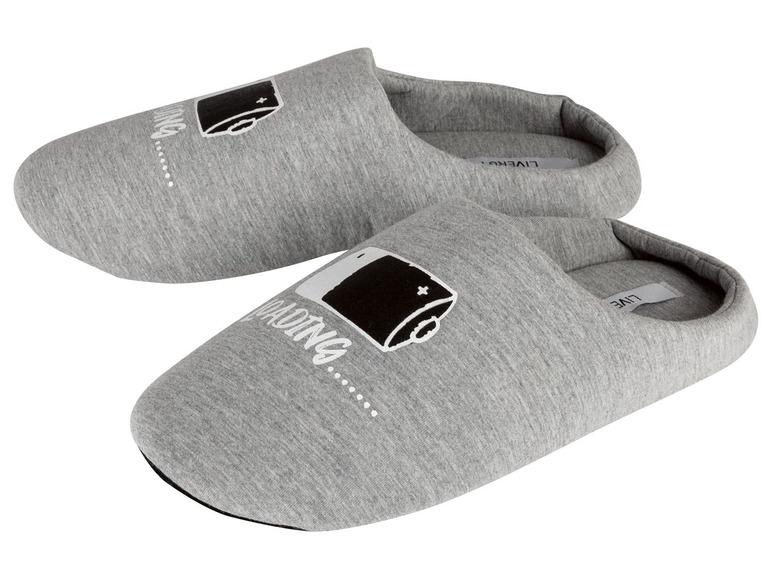 Graue Hausschuhe mit dem Text 'Loading' und 'Live'.