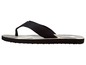 Schwarze Flip-Flops mit geometrischem Muster.