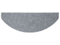 Ein grauer, halbrund geformter Teppich.