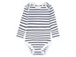 Ein gestreiftes Baby-Bodysuit mit langen Ärmeln.