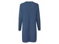 Blaues Strickkleid mit langen Ärmeln.