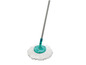 Ein Vileda Wischmopp mit einem weißen Moppkopf und einem türkisfarbenen Stiel.