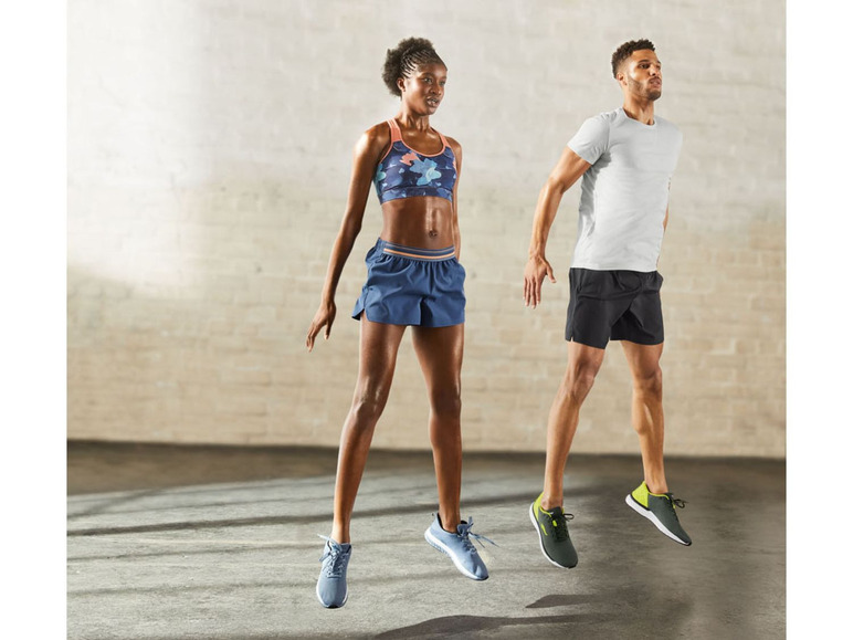 Zwei Personen in Sportkleidung springen in der Luft