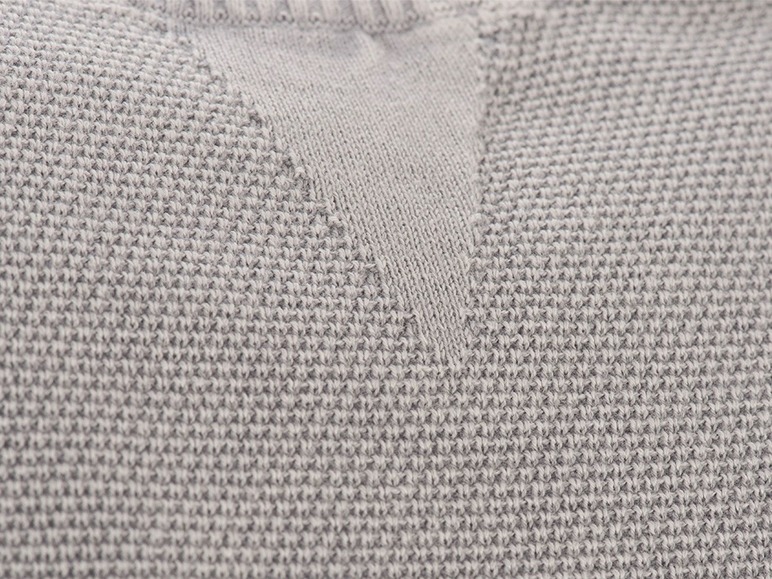Detail eines grauen Strickpullovers