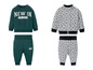 Zwei Baby-Outfits, eines grün mit dem Aufdruck 'New in' und eines grau mit Buchstabenmuster.
