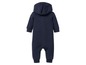 Ein dunkelblauer Baby-Overall mit Kapuze.