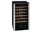Ein freistehender Weinkühlschrank mit mehreren Weinflaschen.