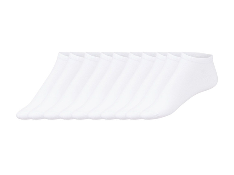 Sieben Paar weiße Socken ohne Bund.