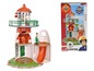 Ein Simba Spielzeug Leuchtturm mit einer Rutsche und einer Feuerwehrmann Sam Figur.