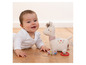 Ein Baby spielt mit einem Lama-Plüschtier von sigikid und einem Rasselring.