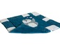 Eine blaue Patchwork-Decke mit einem Pinguin