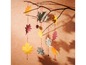 Ein Mobile mit Herbstblättern in verschiedenen Farben und Mustern.