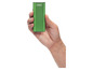 Eine grüne Powerbank von Zippo in einer Hand.