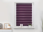 Violette Tag- und Nachtblenden in einem modernen Interieur.