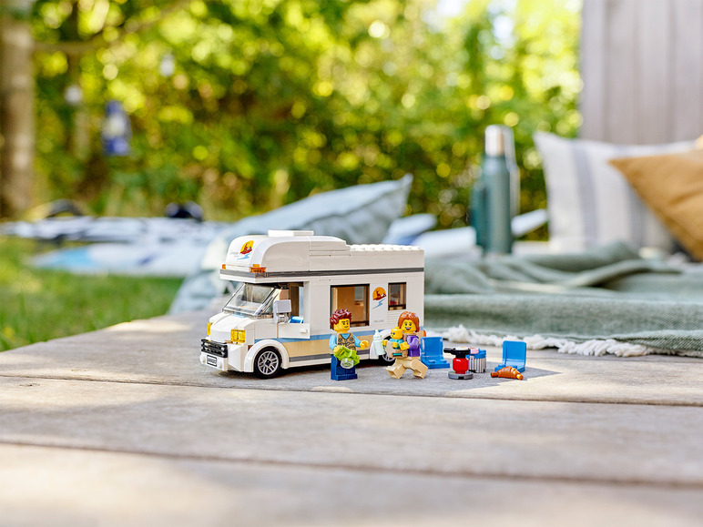 Gehe zu Vollbildansicht: LEGO® City 60283 »Ferien-Wohnmobil« - Bild 4
