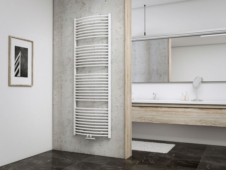 Ein weißer Designheizkörper in einem modernen Badezimmer.