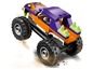 Ein orangefarbener und lilafarbener LEGO Monstertruck mit großen Rädern.