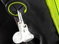 Weiße Kopfhörer ragen aus einem schwarzen Rucksack heraus.