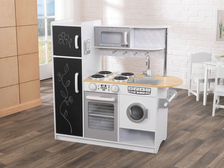 Eine weiße Spielzeugküche mit Backofen, Herd, Waschmaschine und Kühlschrank.