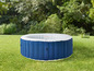 Ein aufblasbarer Whirlpool im grünen Garten.