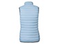 Eine hellblaue Daunenweste ohne Ärmel.