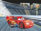 Das Rennwagen Lightning McQueen auf einem Piston Cup-Rennkurs.