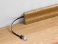 Ethernet-Kabel und Holzsockelleiste auf einem Holzboden