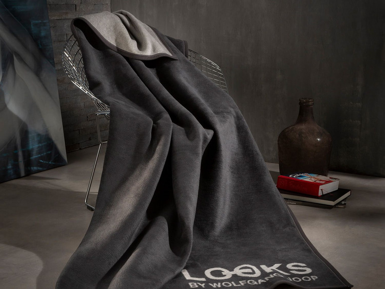 Eine dunkelgraue Decke von Looks by Wolfgang Joop.