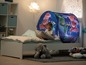 Ein Kind in einem PJ Masks Zelt auf einem Bett.