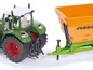 Ein grüner Fendt-Traktor mit einem orangefarbenen Joskin-Anhänger.