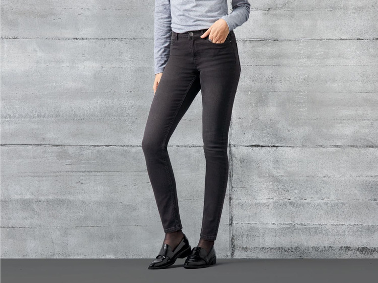 Dunkelblaue Skinny Jeans mit schwarzen Schuhen.