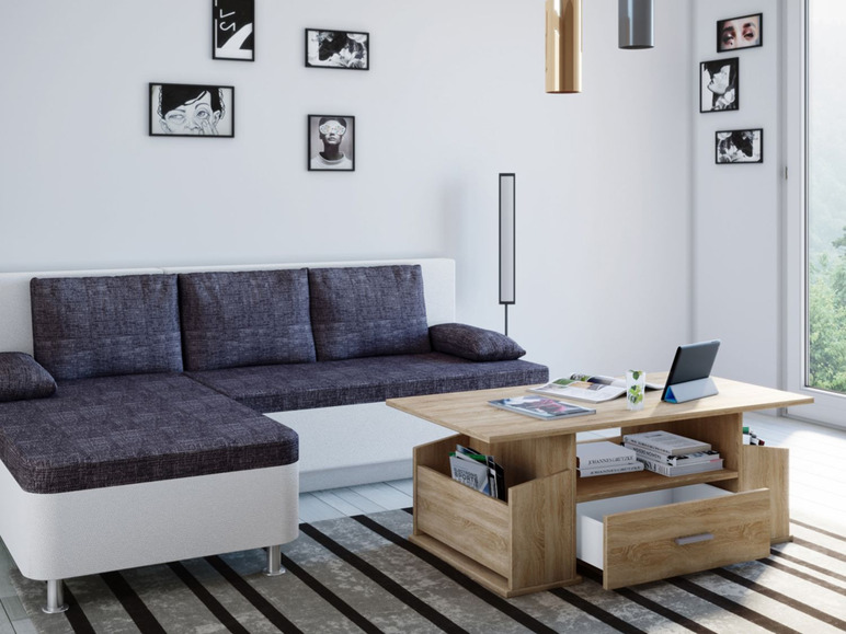 Eine graue Eckcouch mit einem Holz-Couchtisch mit Stauraum.