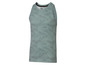 Ein graues Tanktop mit Camouflage-Muster von Crivit.