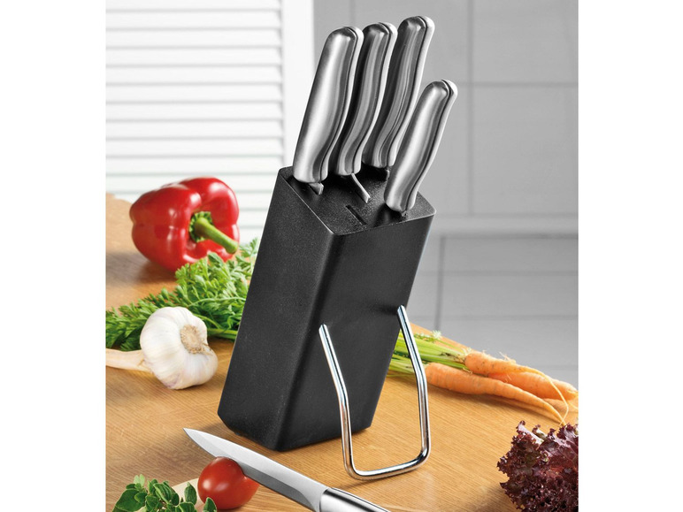 Ein Messerblock mit Küchenmessern.