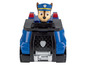 Ein blaues Polizeiauto von Paw Patrol mit Chase am Steuer.