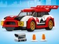 Ein rotes LEGO-Rennauto mit Spoiler, zwei Kegeln und einer Start- und Ziellinie.