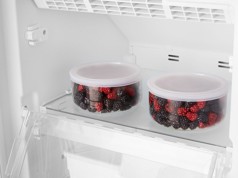 Zwei Glasbehälter mit Brombeeren in einem Kühlschrank.