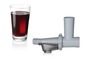 Ein Glas roter Saft und ein Fleischwolf-Zubehörteil.
