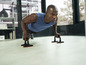Ein Mann macht Liegestütze mit Push-up-Griffen.