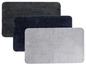 Drei Badematten in grau, dunkelblau und schwarz.