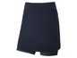Ein dunkelblauer Golfrock mit integrierter Shorts.