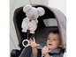 Ein Baby in einem Kinderwagen mit einem Koala-Plüschtier.