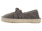 Graue Espadrilles mit Schleife auf der Oberseite.