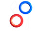 Blaue und rote Ringe mit Schnüren.
