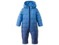 Ein blauer Baby-Ski-Overall mit Kapuze.
