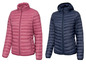Zwei Damenjacken, eine rosa und eine blaue.