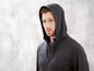 Mann trägt einen schwarzen Hoodie mit Reißverschluss.