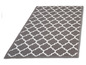 Ein grauer Outdoor-Teppich mit einem weißen Gittermuster.
