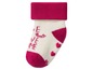 Weiße Babysocken mit rosa Details und Herzen.