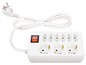 Eine weiße Steckdosenleiste mit sechs Steckdosen und einem Ein-/Ausschalter.